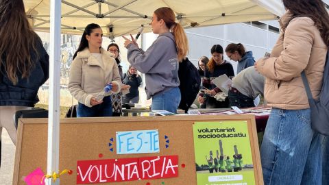 Voluntariat del CROMA 2.0 promovent la participació d¿estudiants al programa socioeducatiu.